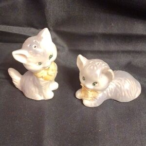 Vintage pair of ceramic salt and pepper cat shakers
